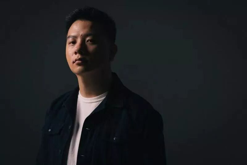 有个电视剧里叫吴桐_苗侨伟有一集电视剧闪三下就是有生命危险的电视叫?_电视剧无贼29集2 分15 秒里酒吧里唱的叫什么歌