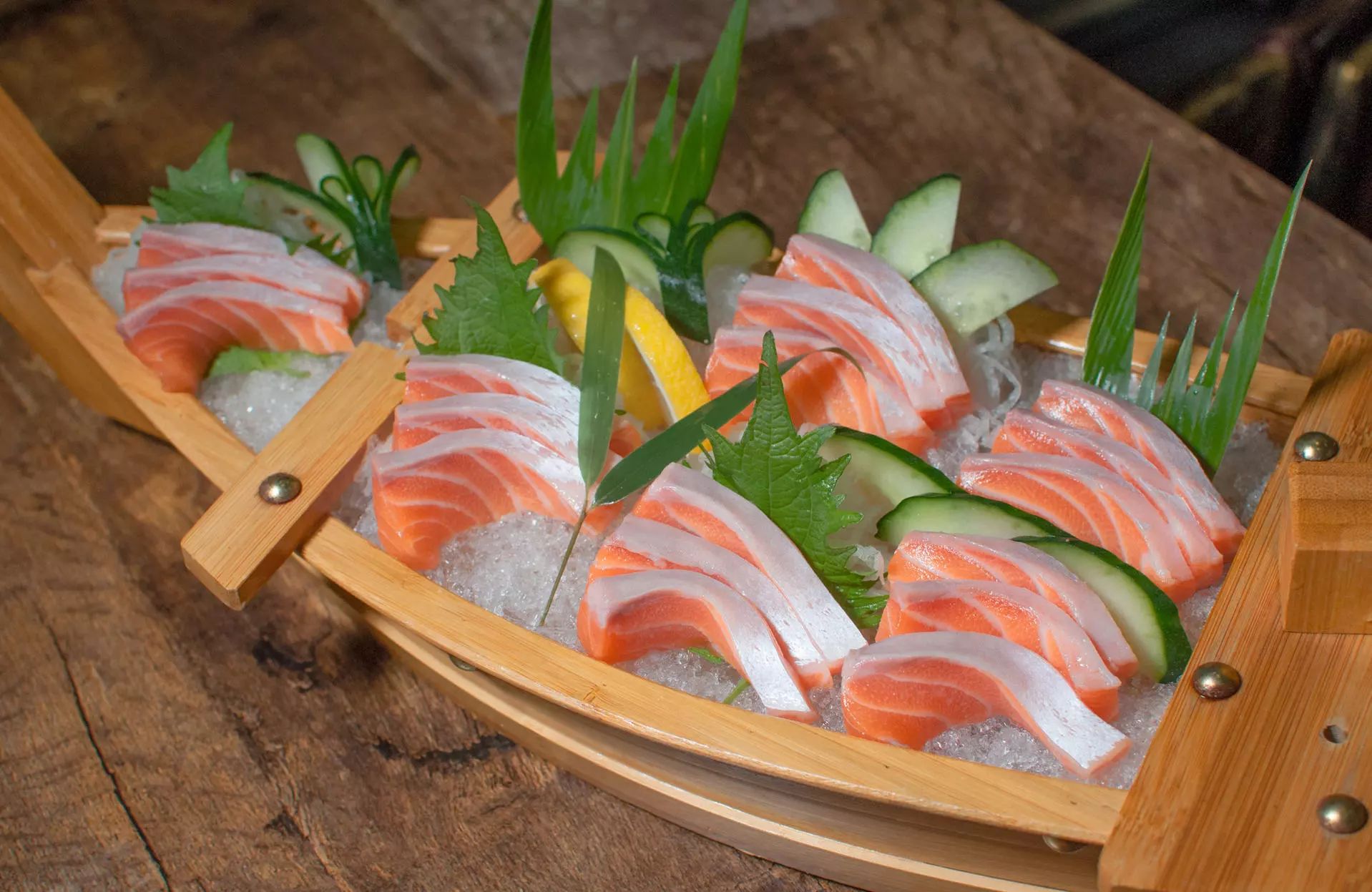 军舰三文鱼刺身拼盘