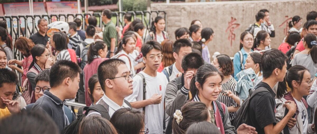 实拍！中考第一天，考场外真实的一幕幕…