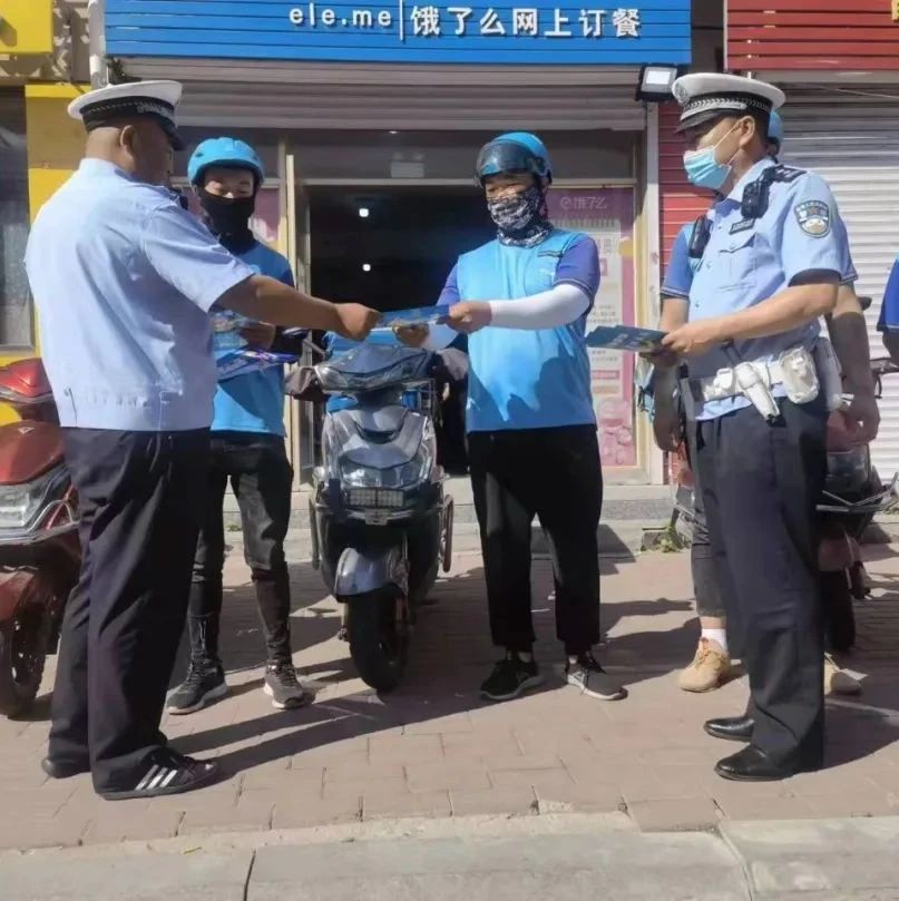 肇东市公安局交警大队深入外卖送餐企业宣传“一盔一带”