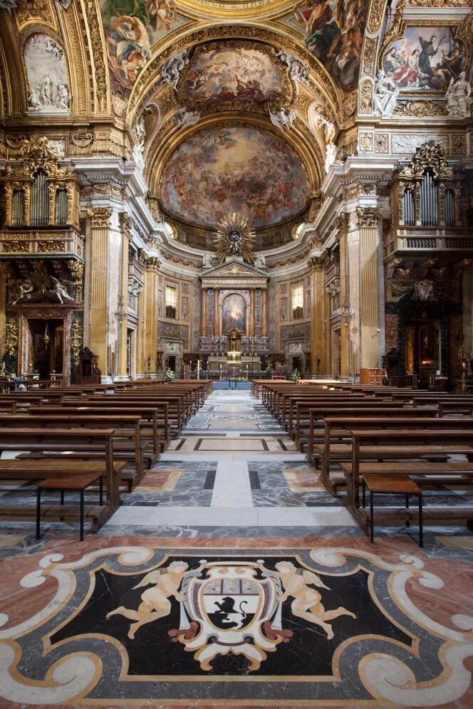 罗马耶稣会教堂室内然而,随着教皇的没落,教堂天顶画慢慢成为过去的