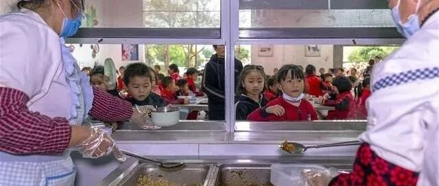 宁晋县某小学因食堂问题导致的安全隐患…