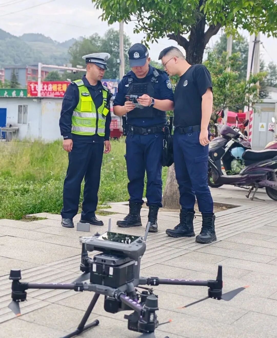 民警正在操控无人机进行高空喊话。陈忠校 摄_proc.jpg