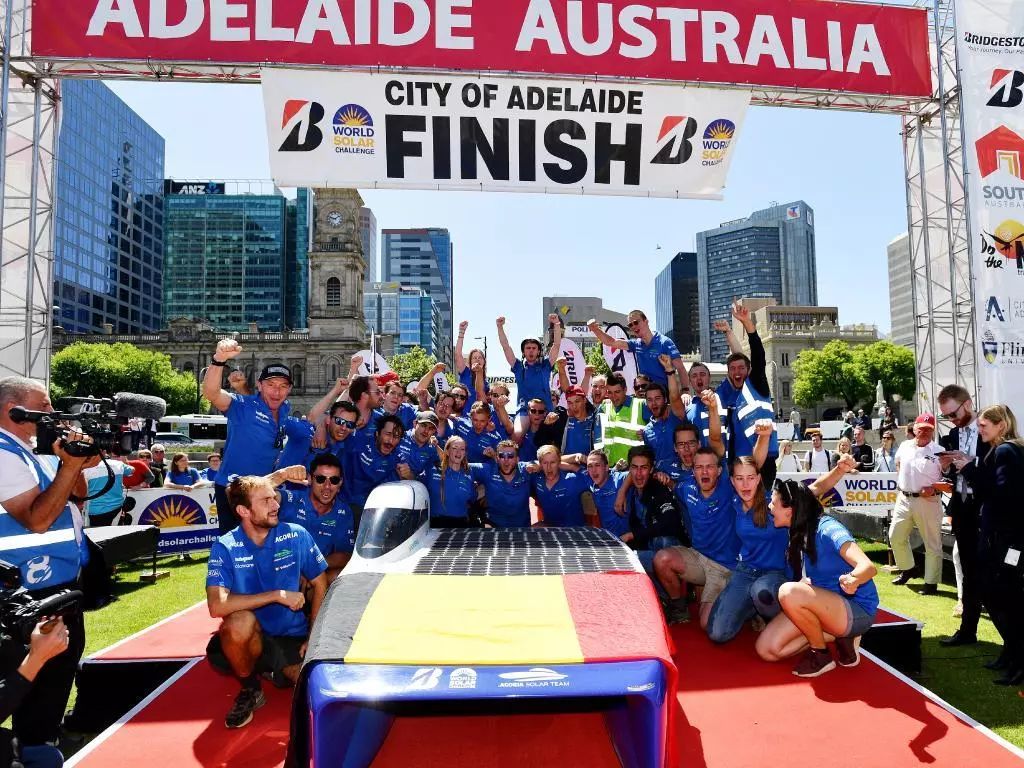 从阿德莱德到北领地，驾驶太阳能汽车穿越澳大利亚