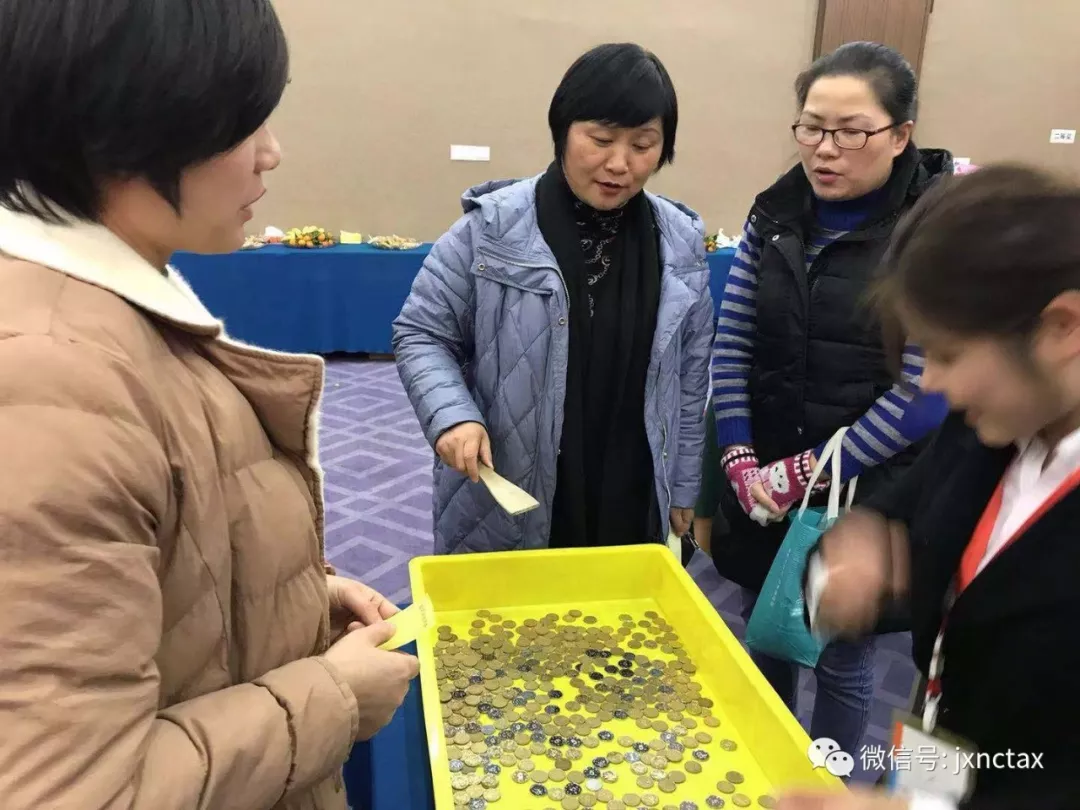 客户签到中 早来的小伙伴们开始玩游戏得礼品了!!! 这里划重点,我们的套环游戏的一等奖得主 游戏玩的差不多了,来看看我们 客户签到中 早来的小伙伴们开始玩游戏得礼品了!!! 这里划重点,我们的套环游戏的一等奖得主 游戏玩的差不多了,来看看我们