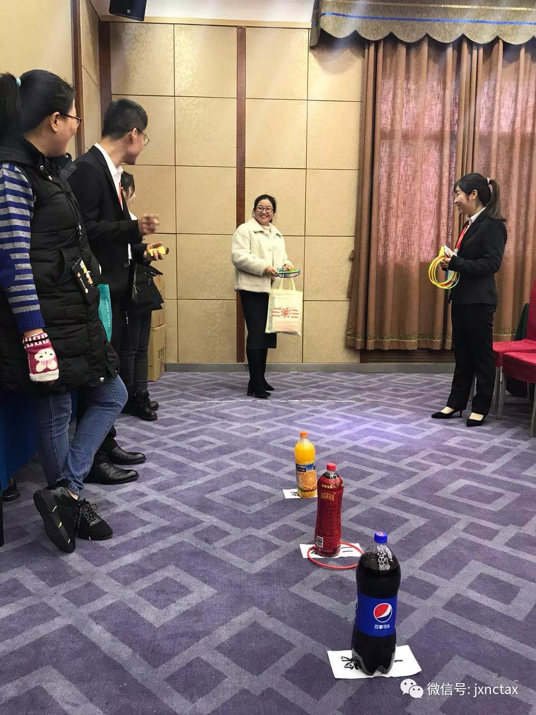 客户签到中 早来的小伙伴们开始玩游戏得礼品了!!! 这里划重点,我们的套环游戏的一等奖得主 游戏玩的差不多了,来看看我们 客户签到中 早来的小伙伴们开始玩游戏得礼品了!!! 这里划重点,我们的套环游戏的一等奖得主 游戏玩的差不多了,来看看我们