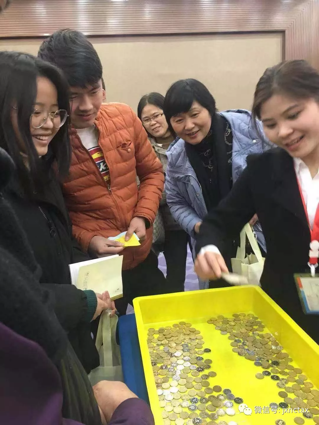 客户签到中 早来的小伙伴们开始玩游戏得礼品了!!! 这里划重点,我们的套环游戏的一等奖得主 游戏玩的差不多了,来看看我们 客户签到中 早来的小伙伴们开始玩游戏得礼品了!!! 这里划重点,我们的套环游戏的一等奖得主 游戏玩的差不多了,来看看我们