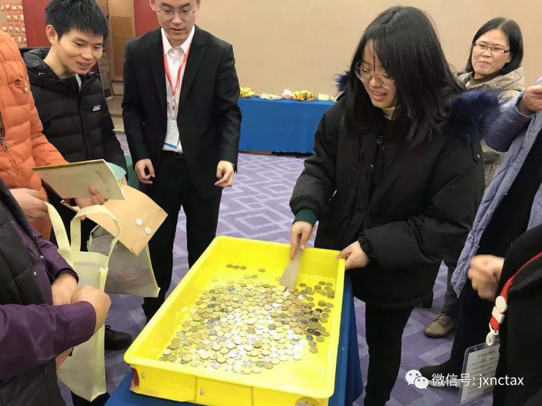客户签到中 早来的小伙伴们开始玩游戏得礼品了!!! 这里划重点,我们的套环游戏的一等奖得主 游戏玩的差不多了,来看看我们 客户签到中 早来的小伙伴们开始玩游戏得礼品了!!! 这里划重点,我们的套环游戏的一等奖得主 游戏玩的差不多了,来看看我们
