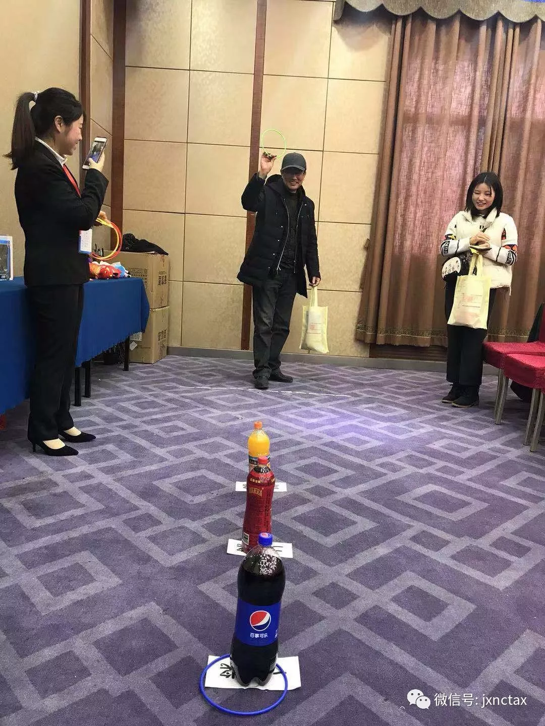 客户签到中 早来的小伙伴们开始玩游戏得礼品了!!! 这里划重点,我们的套环游戏的一等奖得主 游戏玩的差不多了,来看看我们 客户签到中 早来的小伙伴们开始玩游戏得礼品了!!! 这里划重点,我们的套环游戏的一等奖得主 游戏玩的差不多了,来看看我们