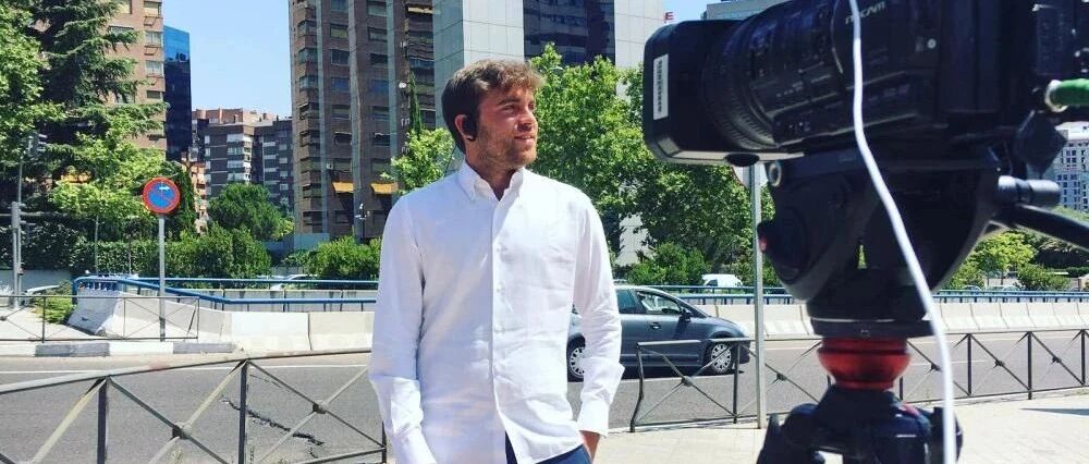 足坛最权威的转会大神，是个28岁的小伙