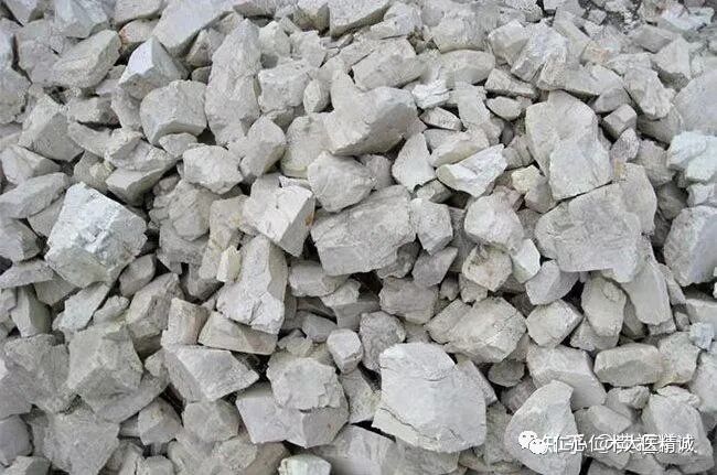 石膏（火煅），等分为末。每服一钱半，粥送下。如痛不止，可再服。石灰　　「释名」亦名石垩、垩灰、希灰、