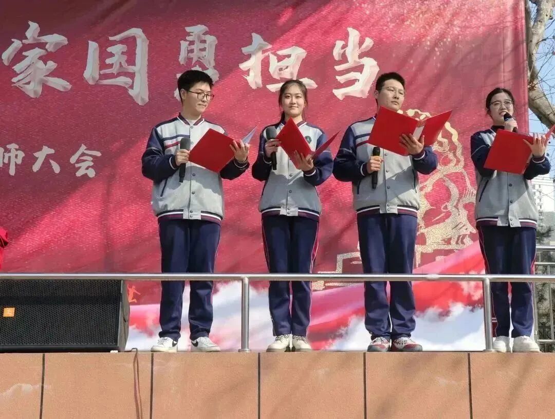 学生朗诵.JPG 图片