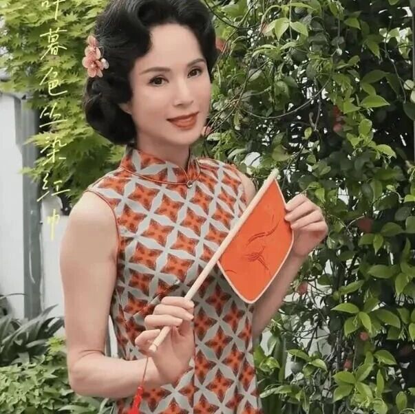 李若彤化身江南美人风情万种!穿无袖旗袍裙气质优雅大方