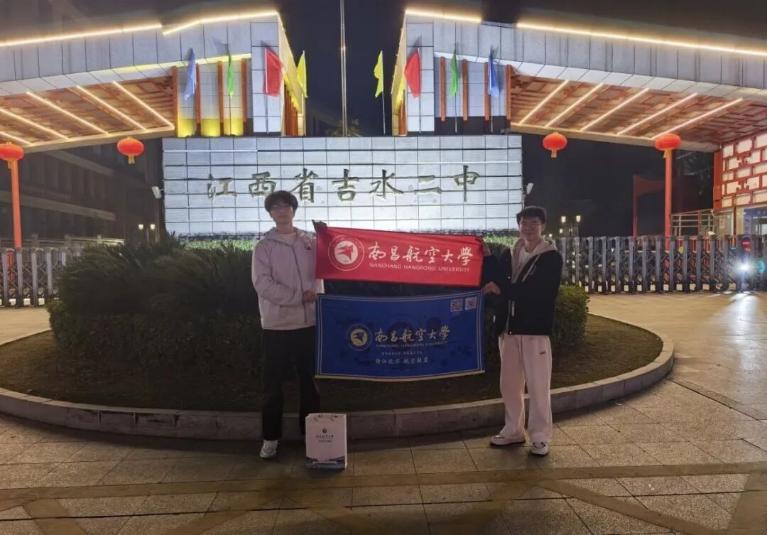 高中门口横幅合影.jpg