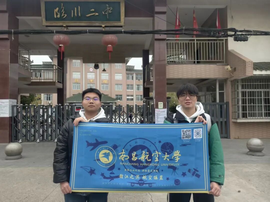 校门口宣讲照 (1).jpg