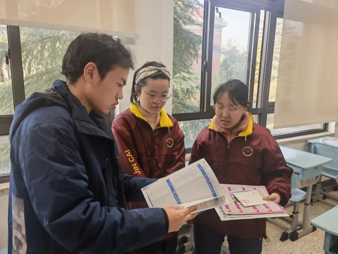 依照招生简章向同学们讲解.jpg