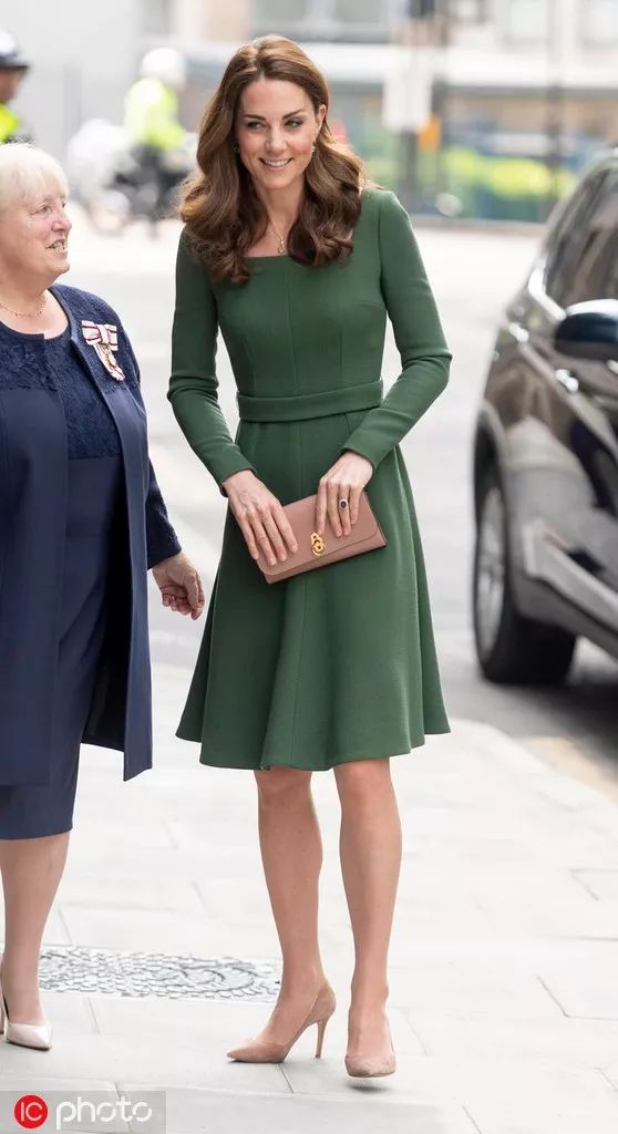 當凱特王妃穿上波點連衣裙，我看她的眼神變了 時尚 第19張