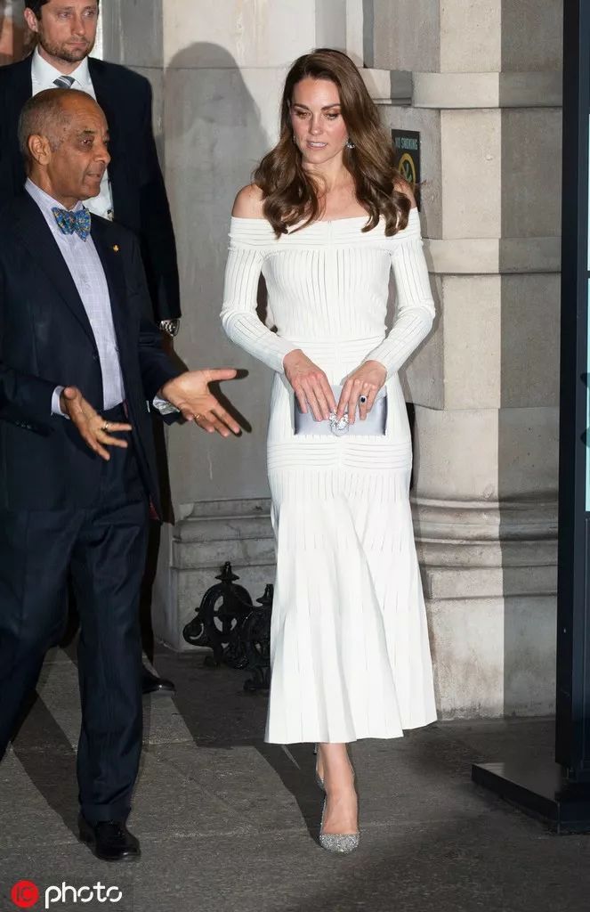 當凱特王妃穿上波點連衣裙，我看她的眼神變了 時尚 第6張