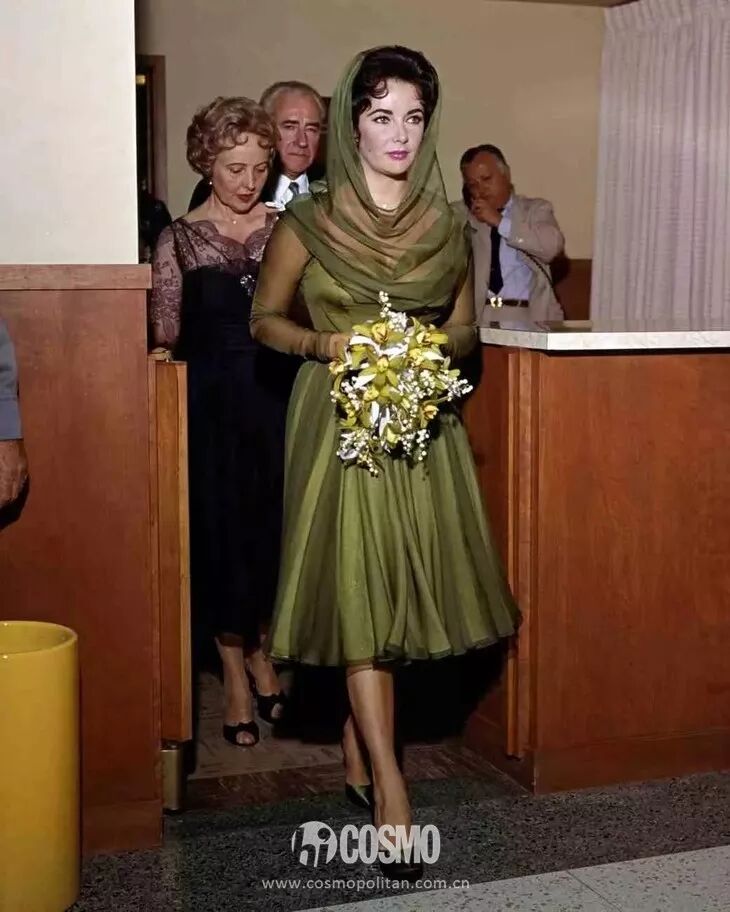 彩色婚纱并不稀奇,一生结婚八次的伊丽莎白-泰勒可以说是把婚纱穿出了