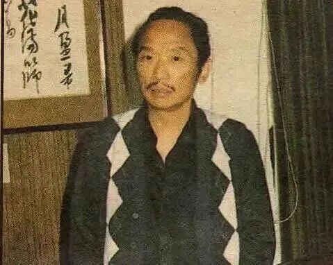 他一生纵情于酒色，47岁早逝，却留下了70余部价值亿万的经典巨作(图1)