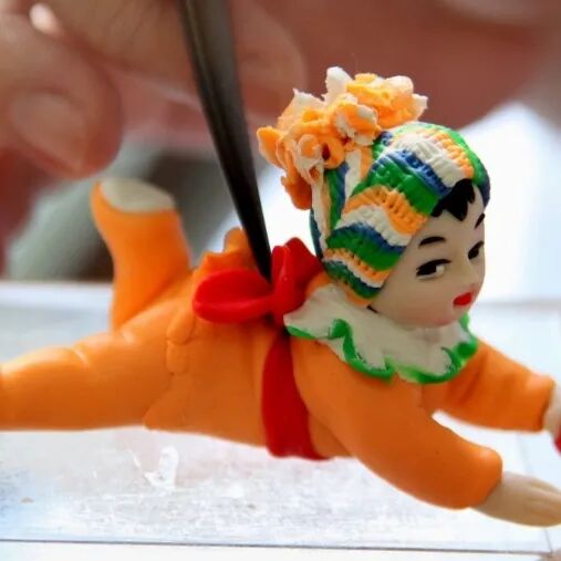 切,刻,划,塑等,使面团在艺人手中变成活灵活现的神仙,人物,动物等