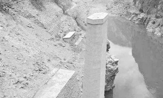 大陸一座不準拍照的大橋：一個排戰士全犧牲，掉進水泥凝固成橋墩 未分類 第3張