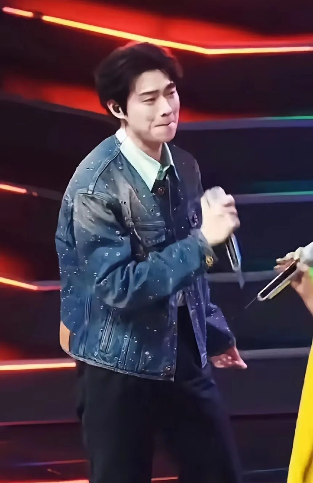 闫妮被辣评像一根发疯的香蕉