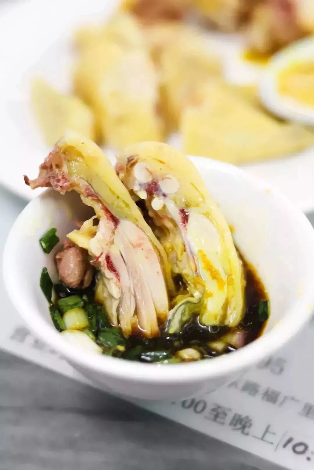 ○ 同记白切鸡搭配黄芥末。图/广州荔湾发布