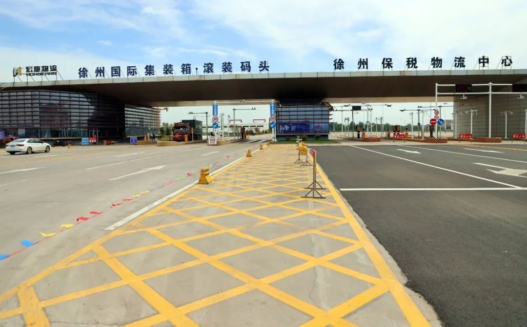 A97A1063坐落在大吴镇的徐州国际集装箱滚装码头.JPG