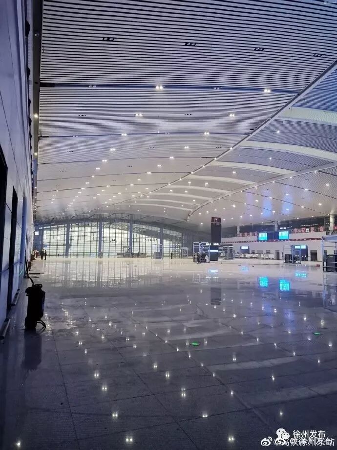 徐州东站东侧站房工程建筑规模3万平方米,包括侧式站房,高架候车室和