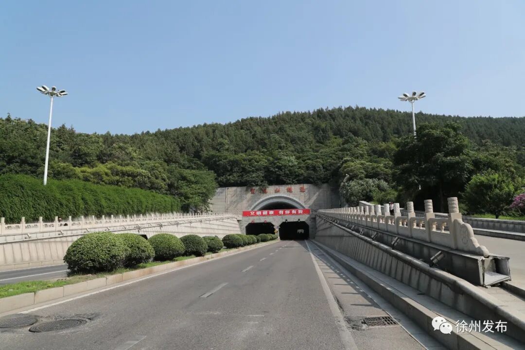 同时,想方设法为客户分忧解难,如云龙山隧道二层,优化硬件设施,亮化