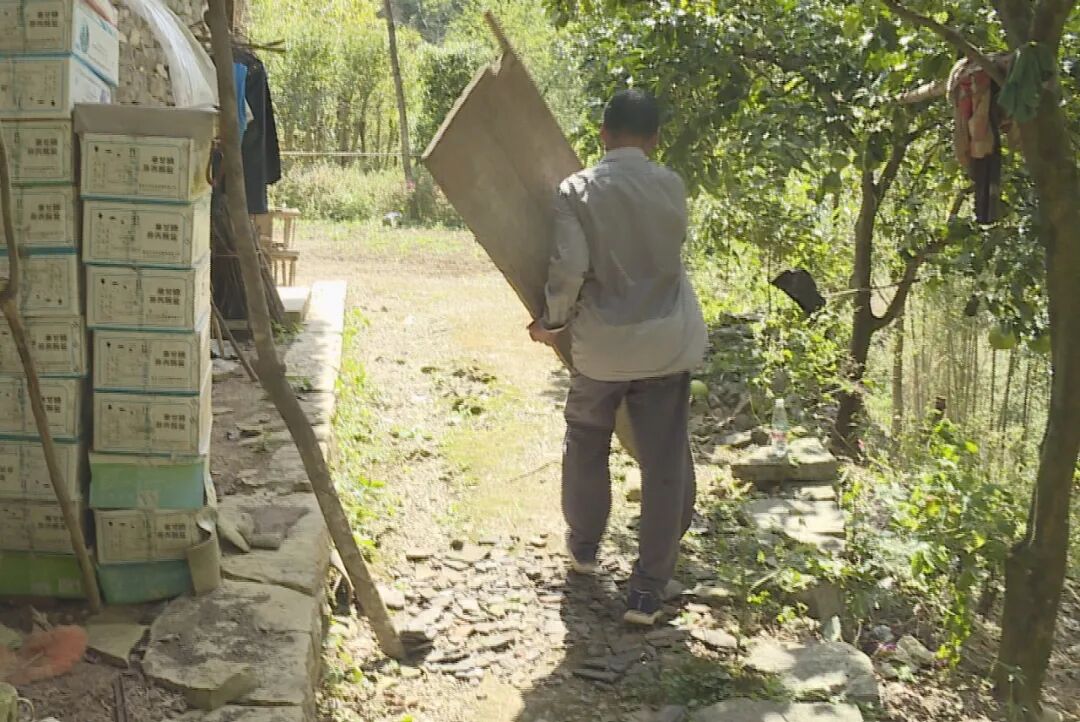 担架救人怎么使用老人喝药命悬一线，施救者门板当担架紧急救人！穿行山路6公里……_https://www.jmylbn.com_新闻资讯_第4张