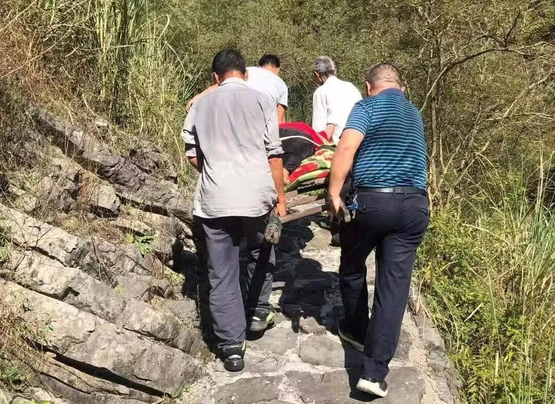 担架救人怎么使用老人喝药命悬一线，施救者门板当担架紧急救人！穿行山路6公里……_https://www.jmylbn.com_新闻资讯_第5张