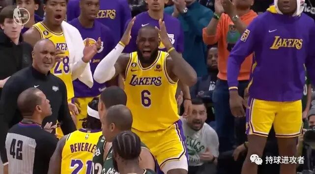 詹姆斯絕殺上籃犯規被無視！裁判黑哨過於明顯，湖人輸球真憋屈（庫裏暴打詹姆斯圖片）