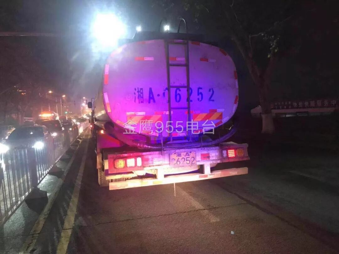 油罐车|长沙8岁女孩坐妈妈的电动车，不幸被油罐车撞倒