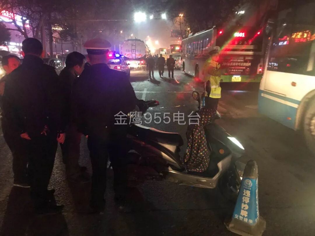 油罐车|长沙8岁女孩坐妈妈的电动车，不幸被油罐车撞倒