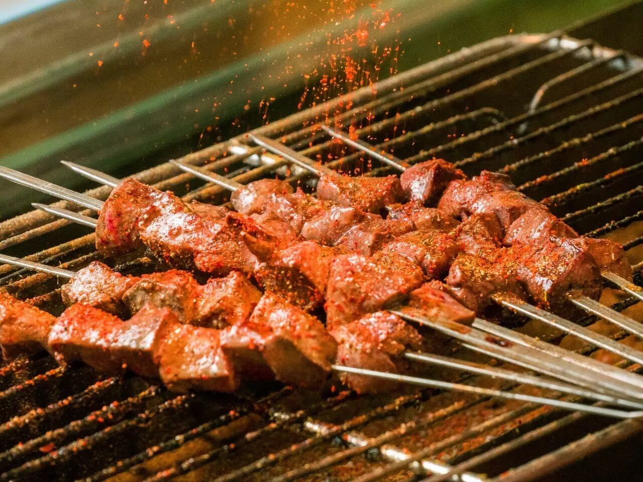 羊肝鲜嫩,羊心有嚼劲,二者搭配,口感上相互弥补,相得益彰.