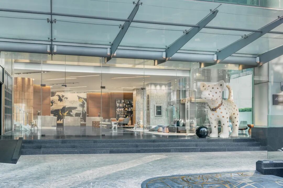 酒店入口和 I Jud 大雕塑