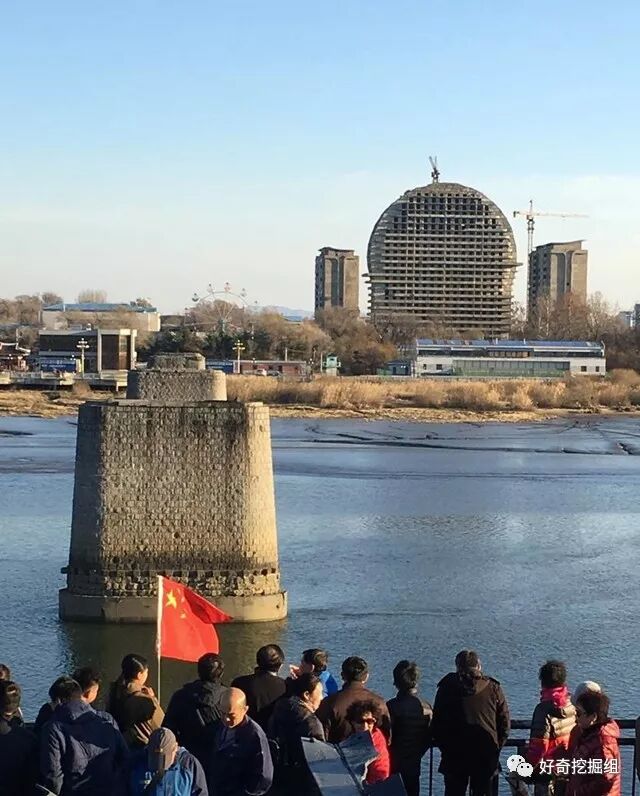 她们或者在岸边眺望丹东的摩天大楼,或者乘坐游船靠近丹东近距离观看.