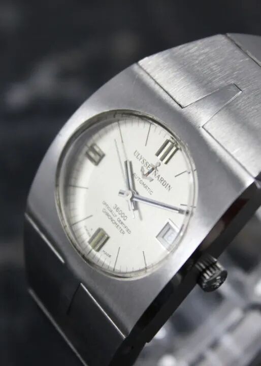 Ulysse-Nardin-36000-crown-side-reduced.jpg
