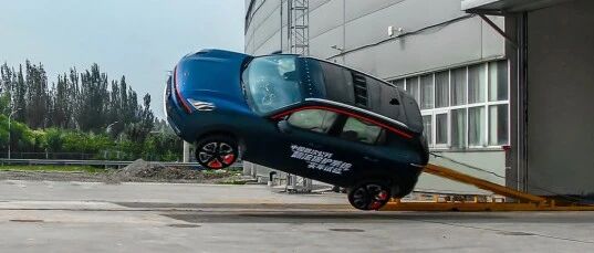 中国首搭RP翻滚保护系统，领克06安全再进阶