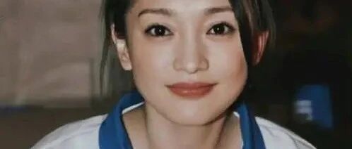 她这恋爱脑，大写的专情啊