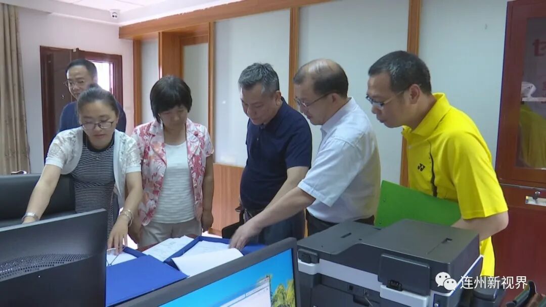 调研组来到连州镇慧光路,燕喜南街及城西村委会走访慰问唐少波,尹文科