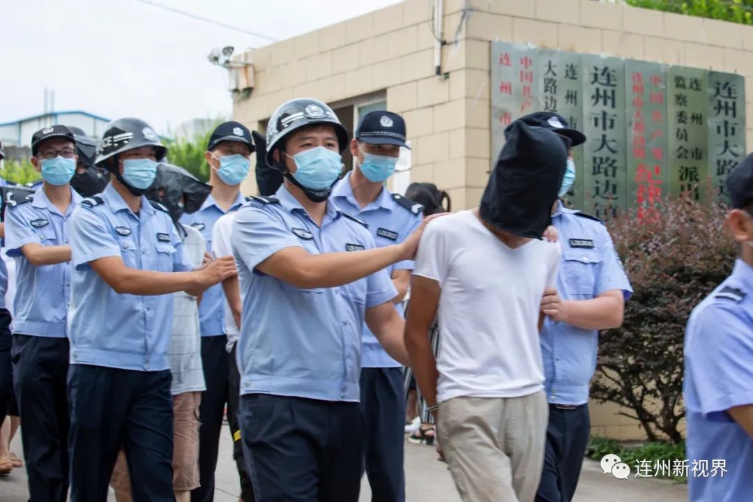 警察拘捕犯人的照片图片