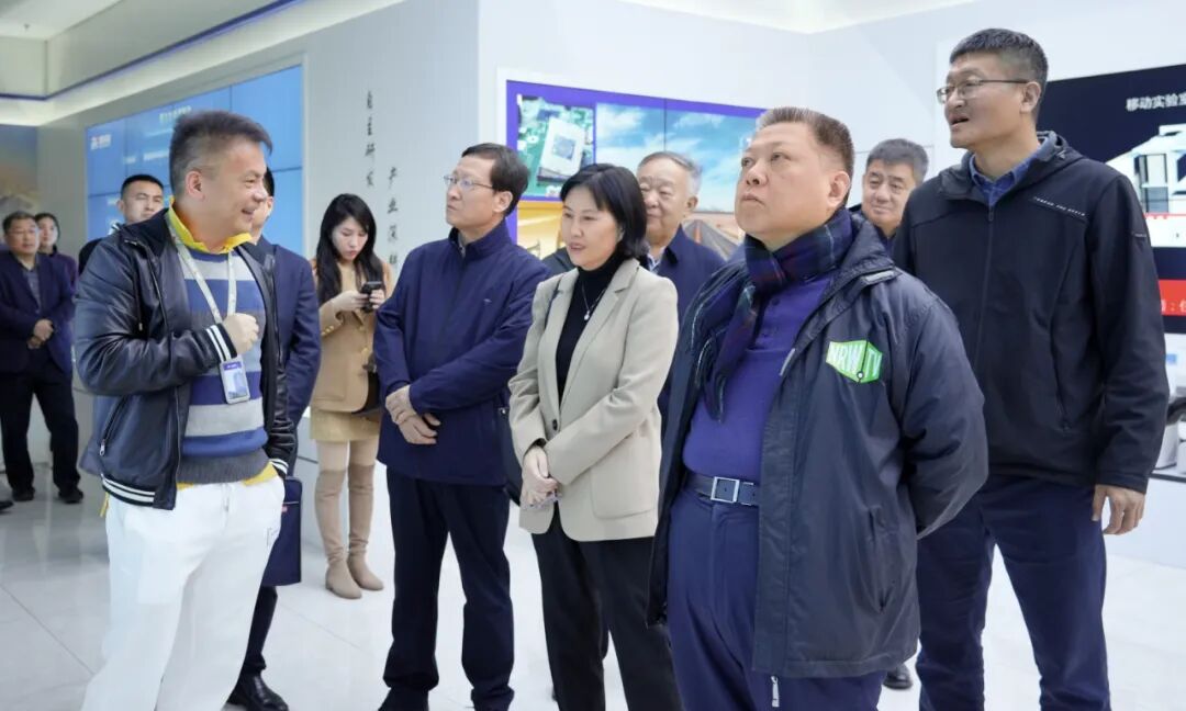 國務(wù)院參事室領(lǐng)導(dǎo)一行蒞臨聚光科技參觀調(diào)研