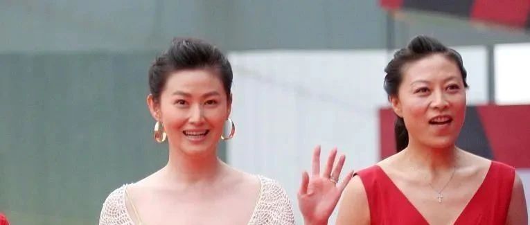 王思懿,53岁的风华绝代:穿着绿色长裙、仍展现出无与伦比的风姿
