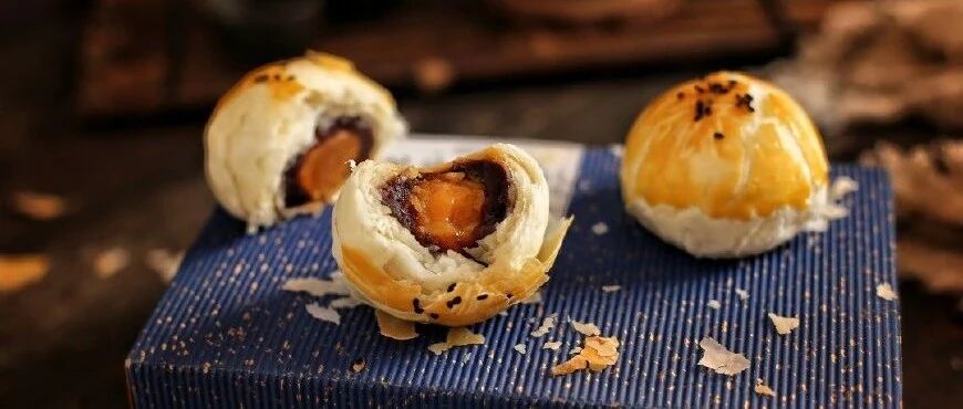 色泽金黄、层次分明的蛋黄酥，手把手教你，咬一口酥到骨子里！