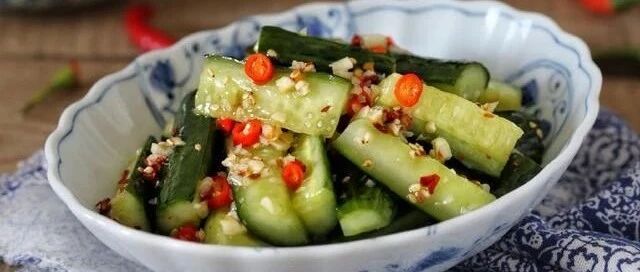 夏季这道菜隔两天就吃一次，清脆爽口、酸辣开胃，吃着真过瘾！