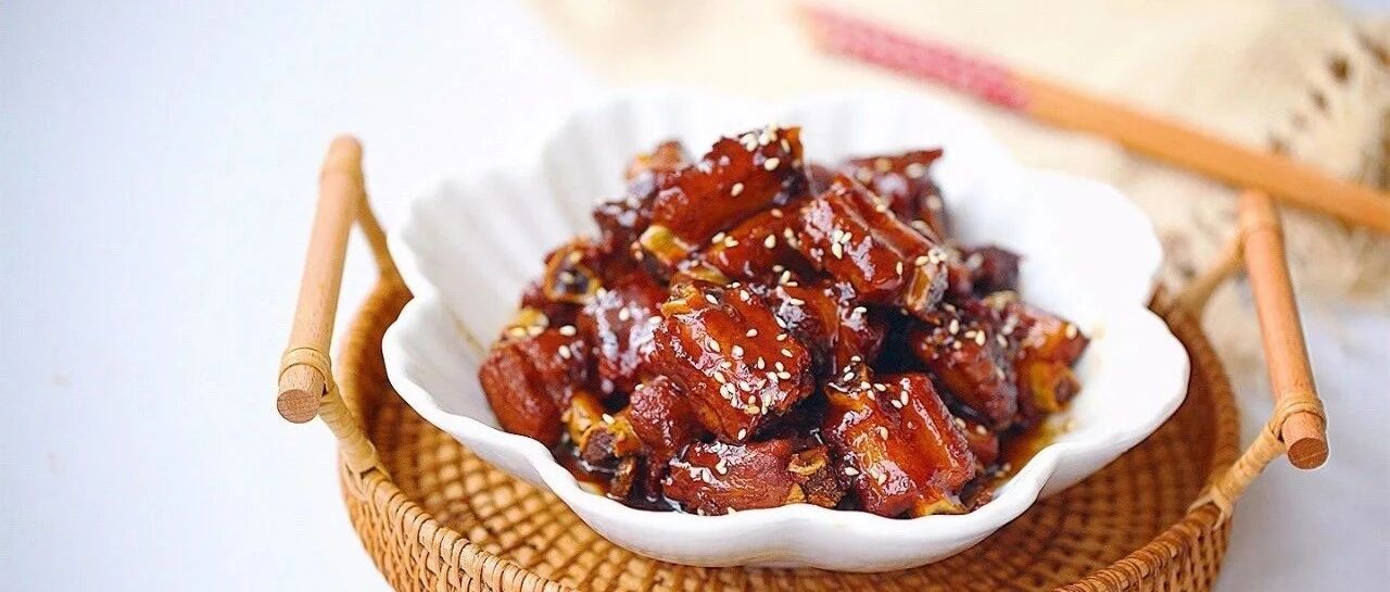 烧糖醋排骨时，先放糖还是先放醋？大厨教你这样做，外焦里嫩甜而不腻