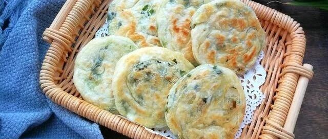 葱油饼新吃法，不用揉面烫面，外酥里嫩，放凉了也不会硬！